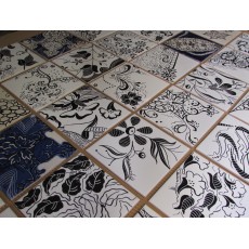 La broderie de Madère dans la tuile avec un assortiment de sac typique - Certifié par Luz Henriques