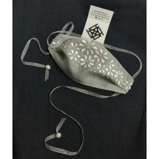 Máscara de linho bordada à mão a linha de seda - Made by Hugo Santos