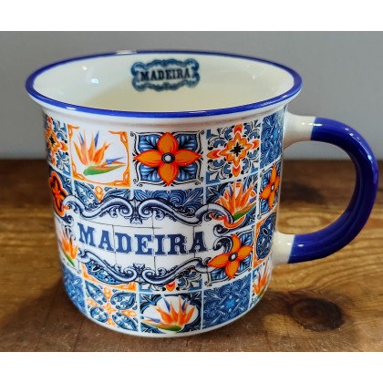 Tasse en bois au design carrelé
